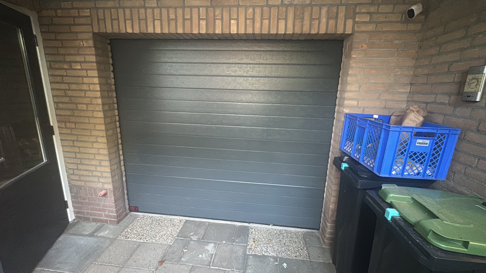 Elektrische garagedeur met 2 afstandsbedieningen, Doe-het-zelf en Verbouw, Deuren en Horren, Ophalen, Kunststof, 120 cm of meer