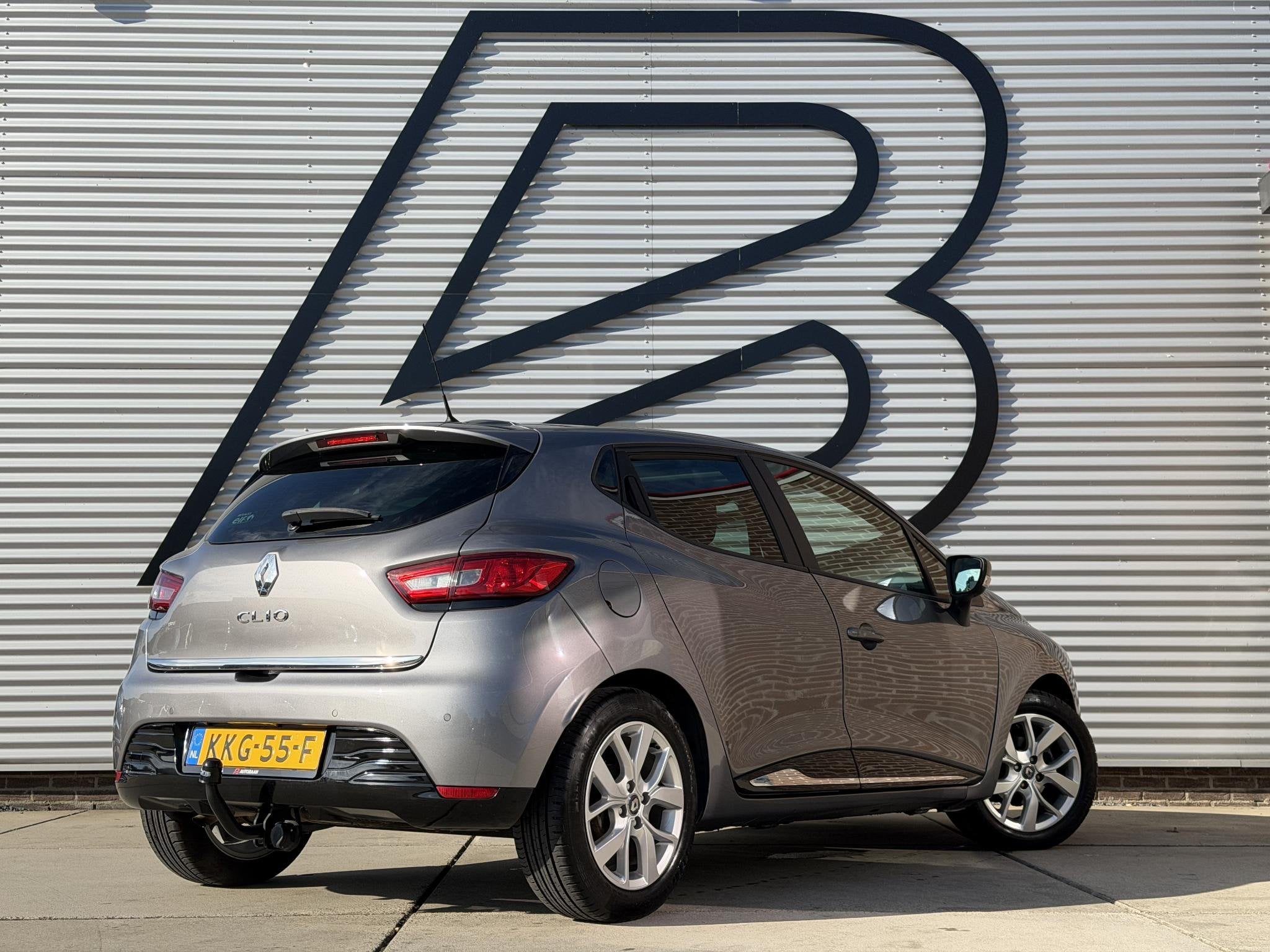 Renault Clio 1.2 Limited 2e Eigenaar|Navi|Pano|Trekhaak|Airc, Voorwielaandrijving, Euro 5, Stof, Gebruikt
