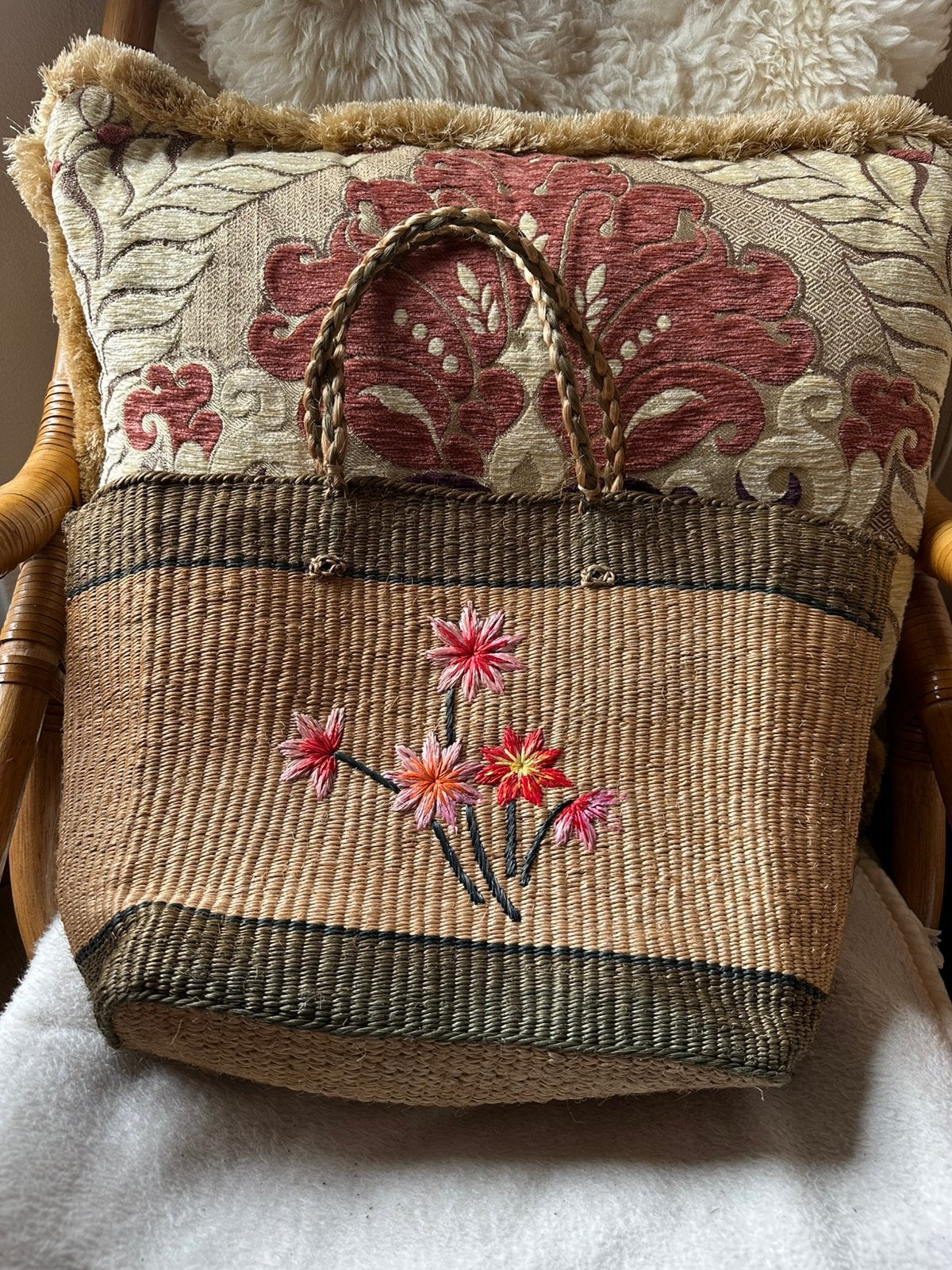Gevlochten raffia tas heeft kleurrijke, geborduurde bloemen, Ophalen of Verzenden, Zo goed als nieuw