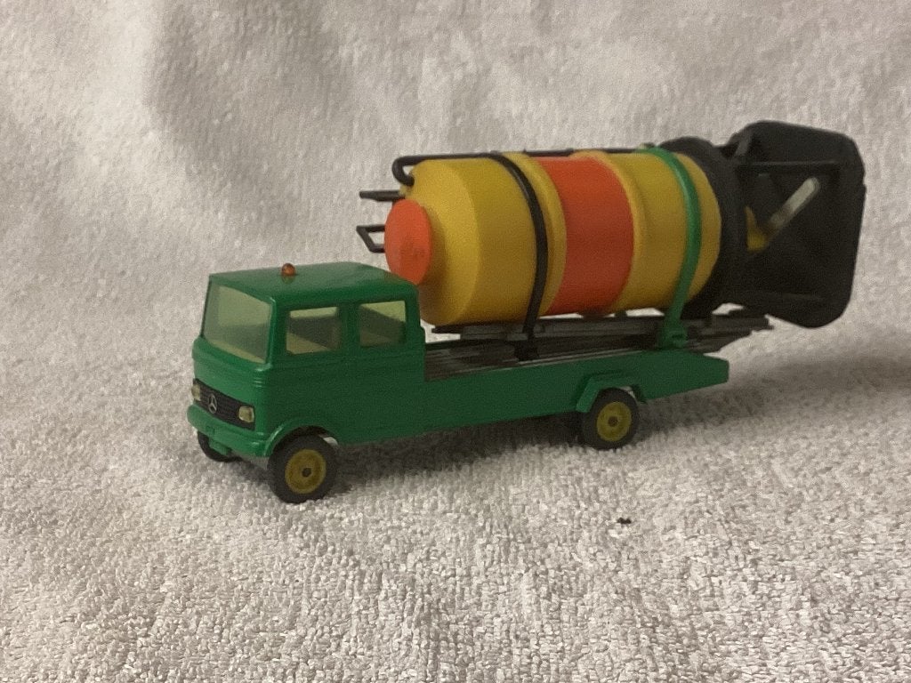 Mercedes vrachtwagen met silo container voor Ciment, Ophalen of Verzenden, Zo goed als nieuw, Bus of Vrachtwagen, SIKU