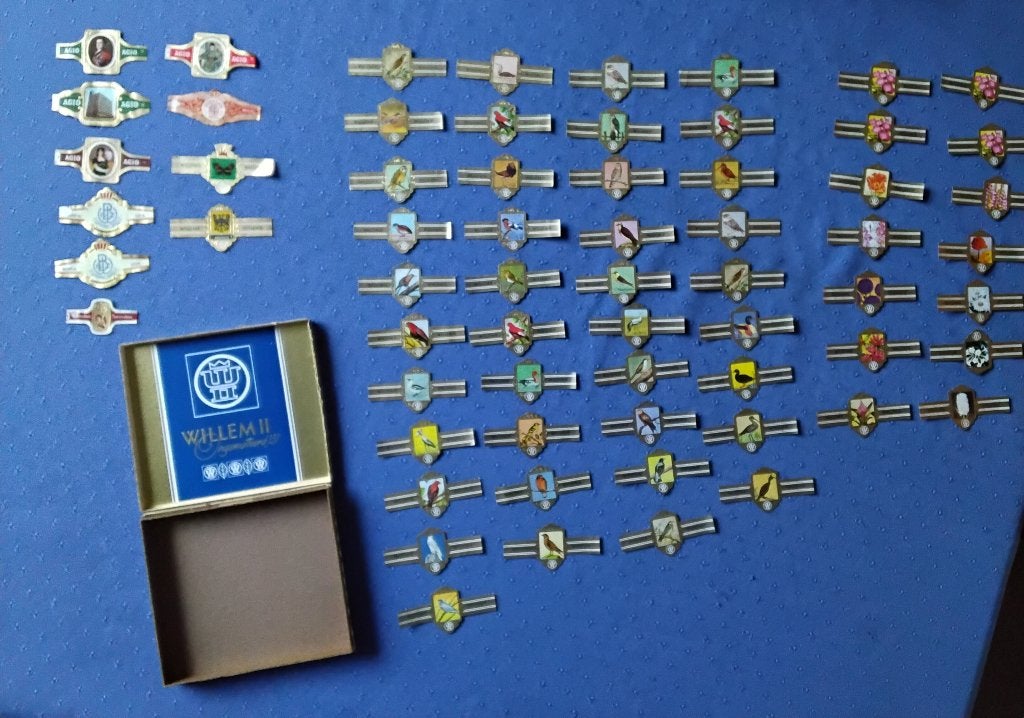 Verzameling sigarenbandjes (64) in sigarendoos van Willem II, Ophalen, Zo goed als nieuw, Sigarenbandjes