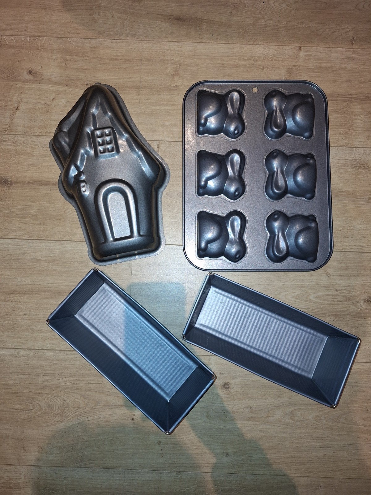 Bakvormen set: huisje, konijntjes en cakevormen, Ophalen of Verzenden, Metaal, Grijs, Overige merken