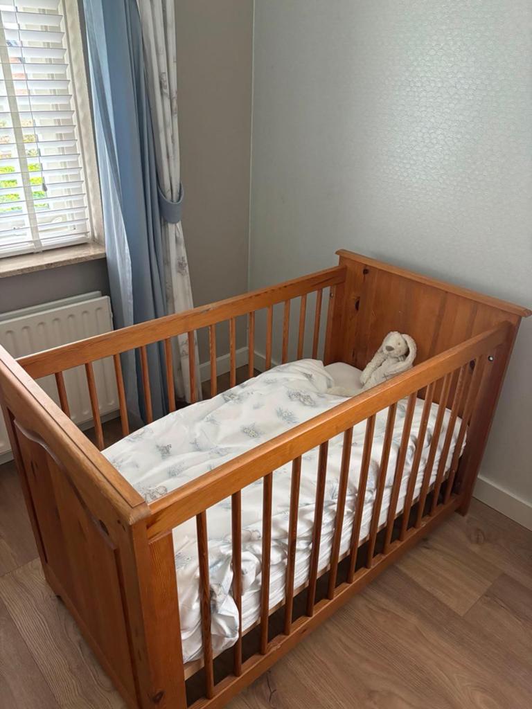 Ledikant en commode - babykamer compleet, Ophalen of Verzenden, Zo goed als nieuw, Ledikant