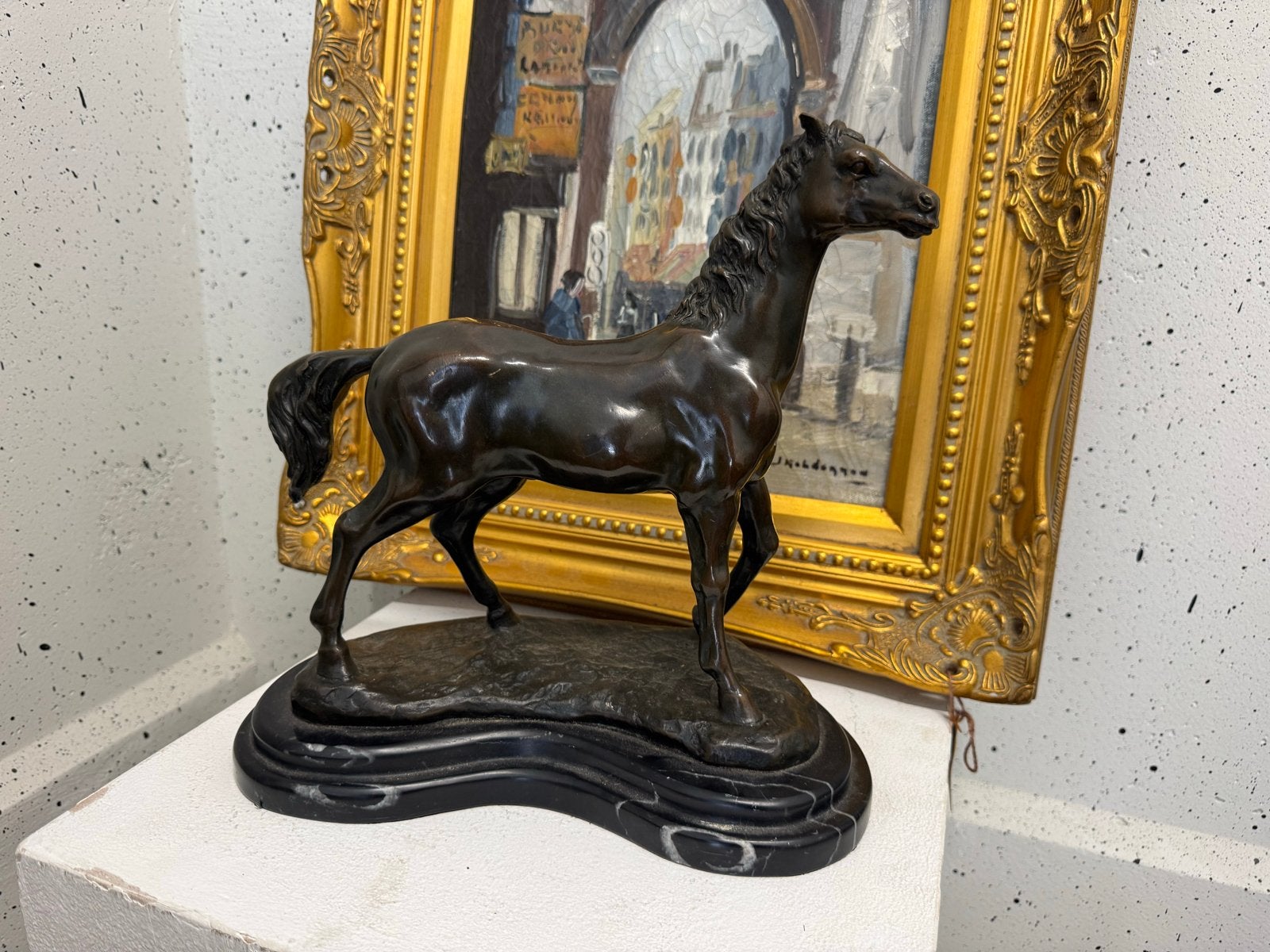 Gesigneerd brons. Paard op marmeren sokkel - Klassiek beeld, Antiek en Kunst, Ophalen of Verzenden, 20 - 50 cm, Beeld, Bruin