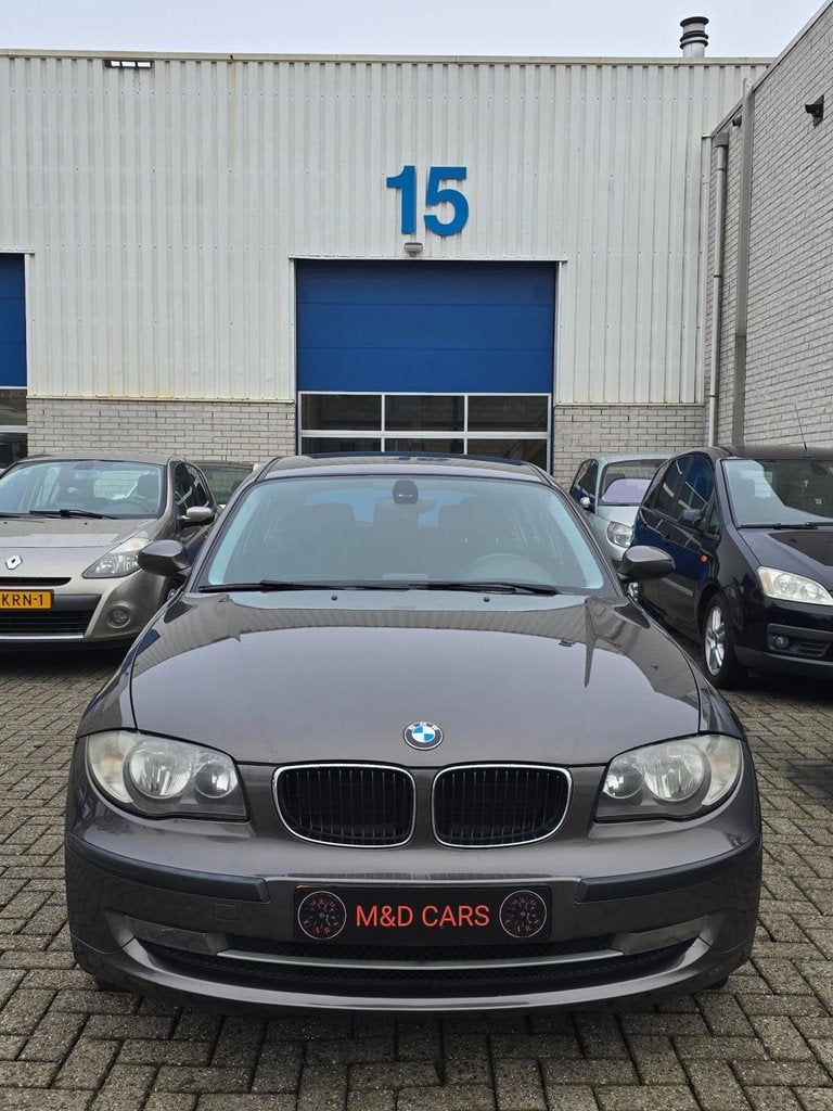 BMW 1-serie 118i Business Line AUTOMAAT/NAP/AIRCO/CR CONTROL, Auto's, BMW, Zwart, Bruin, Origineel Nederlands, 650 kg