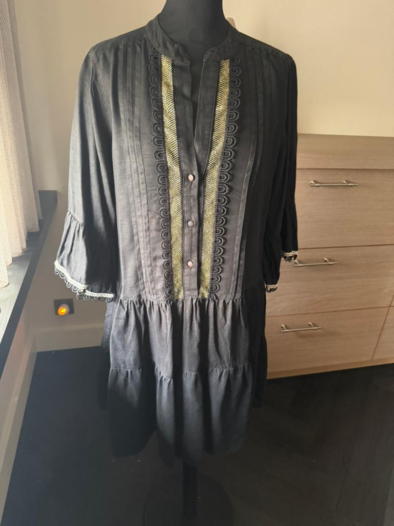 Greek archaic kori tuniekjurk met gouden borduursels, Kleding | Dames, Maat 38/40 (M), Zwart, Ophalen of Verzenden, Zo goed als nieuw