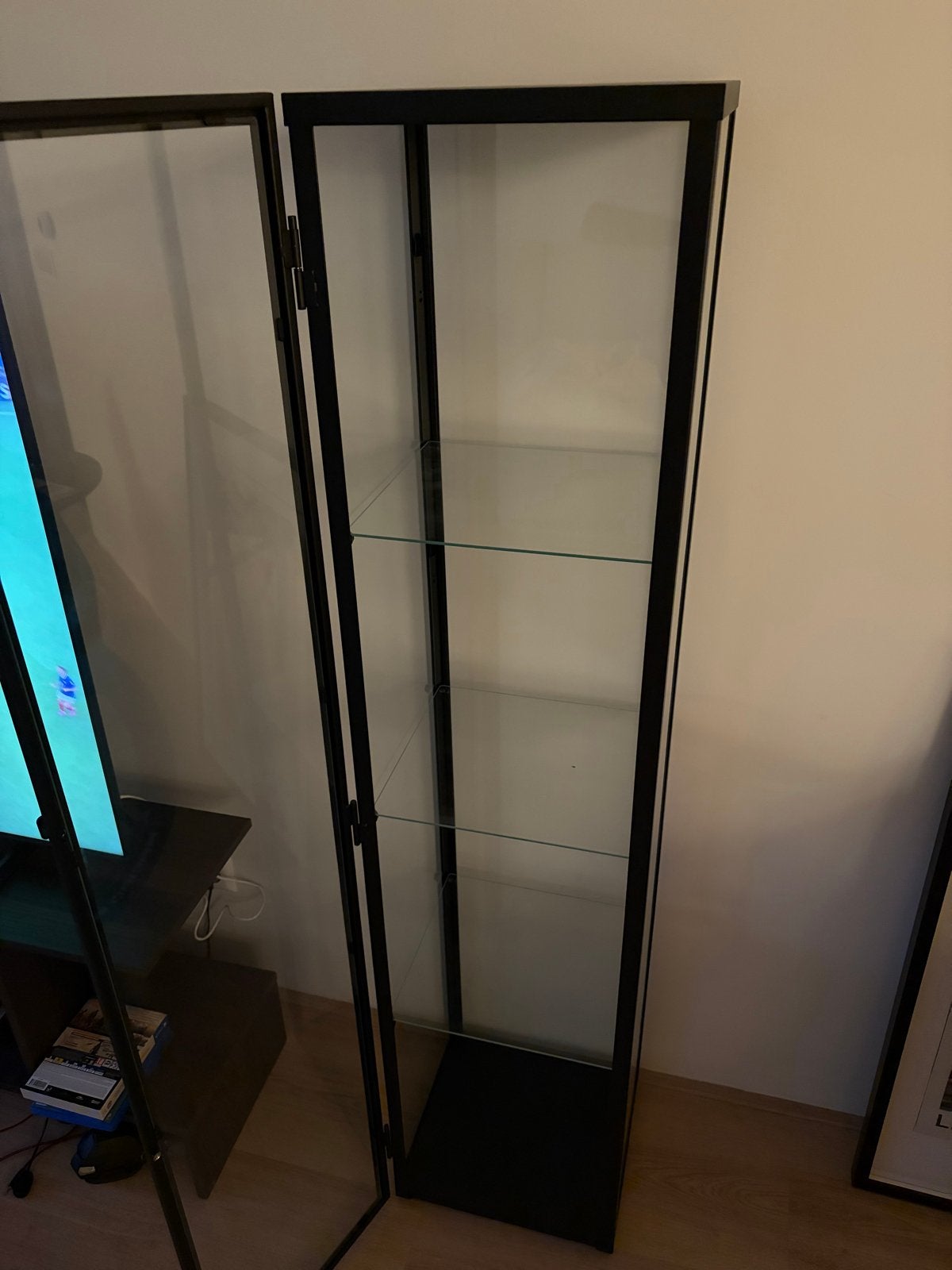 Zwarte vitrinekast met glazen planken van IKEA, Ophalen, Minder dan 50 cm, Zo goed als nieuw, Minder dan 25 cm