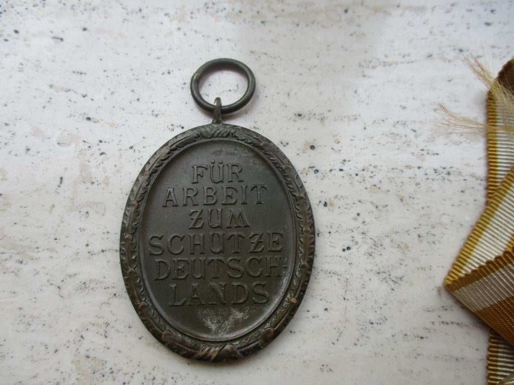 Westwall/Schutzwall medaille tombak met lintje, Verzamelen, Militaria | Tweede Wereldoorlog, Verzenden, Landmacht, Duitsland, Lintje, Medaille of Wings