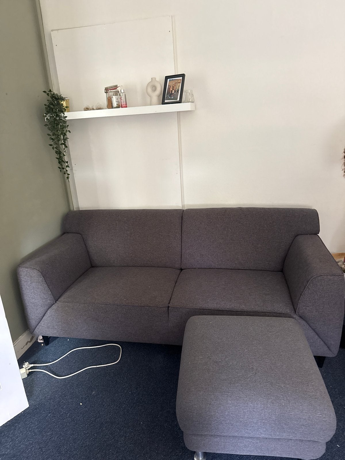 Comfortabele grijze tweezitsbank met poef, Ophalen, Gebruikt, 150 tot 200 cm, Tweepersoons