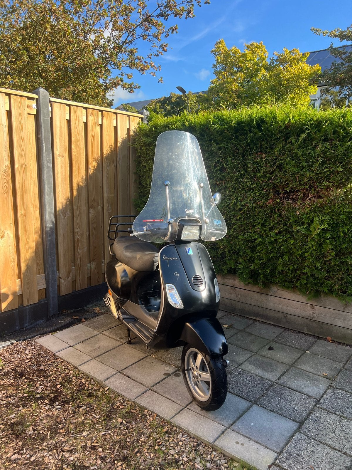 Vespa LX 50 - Zwarte Scooter met Windscherm, Fietsen en Brommers, Gebruikt, Maximaal 45 km/u, Ophalen of Verzenden, Benzine