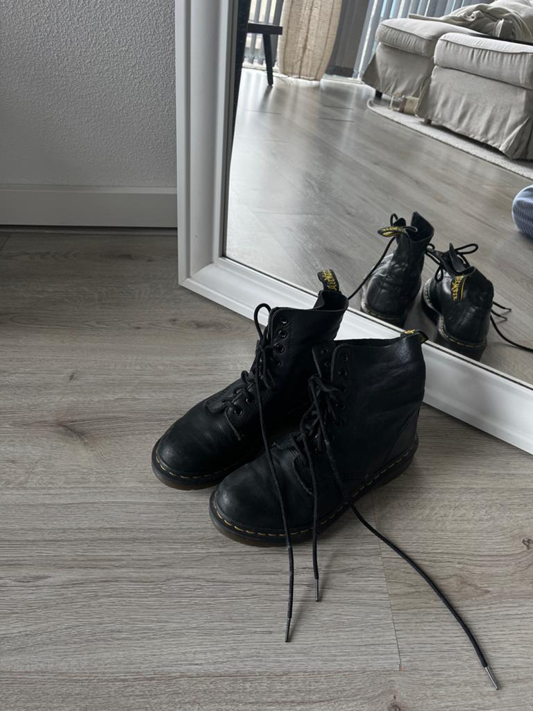 Dr. Martens laarzen - Maat 38 - Lichte gebruikerssporen, Ophalen of Verzenden, Gedragen, Zwart, Lage of Enkellaarzen