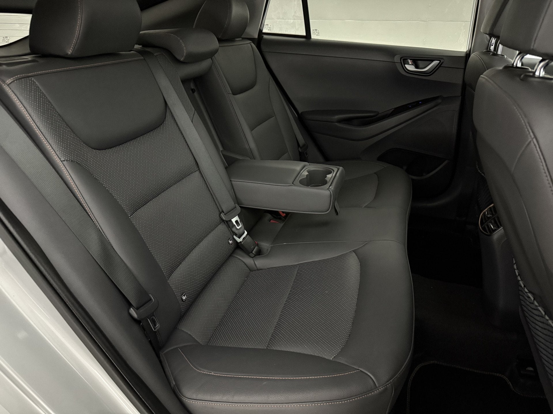 Foto 42 van Hyundai IONIQ Premium EV | Snelladen | SOH 87% | Pano | Stoe