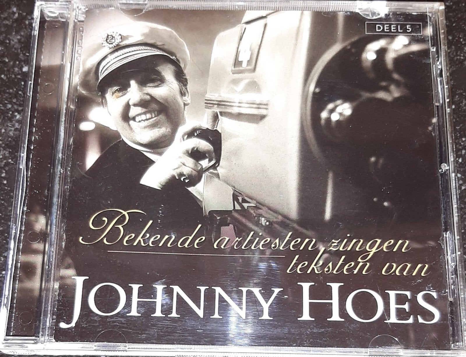 Bekende artiesten zingen teksten van Johnny Hoes, Cd's en Dvd's, Cd's | Nederlandstalig, Ophalen of Verzenden, Zo goed als nieuw