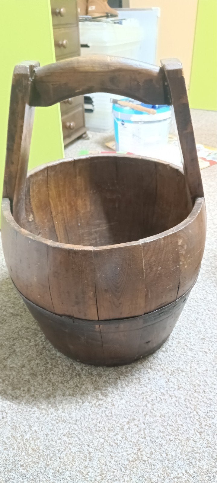 Antieke houten emmer met handvat, Ophalen