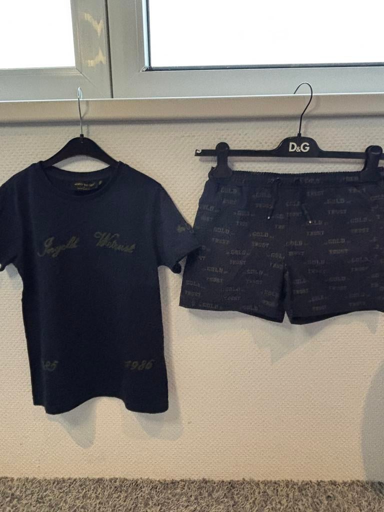 In gold we trust zwemshort met bijpassend shirt 8/10 jaar, Zo goed als nieuw, Zwembroek, Jongen, Ophalen of Verzenden