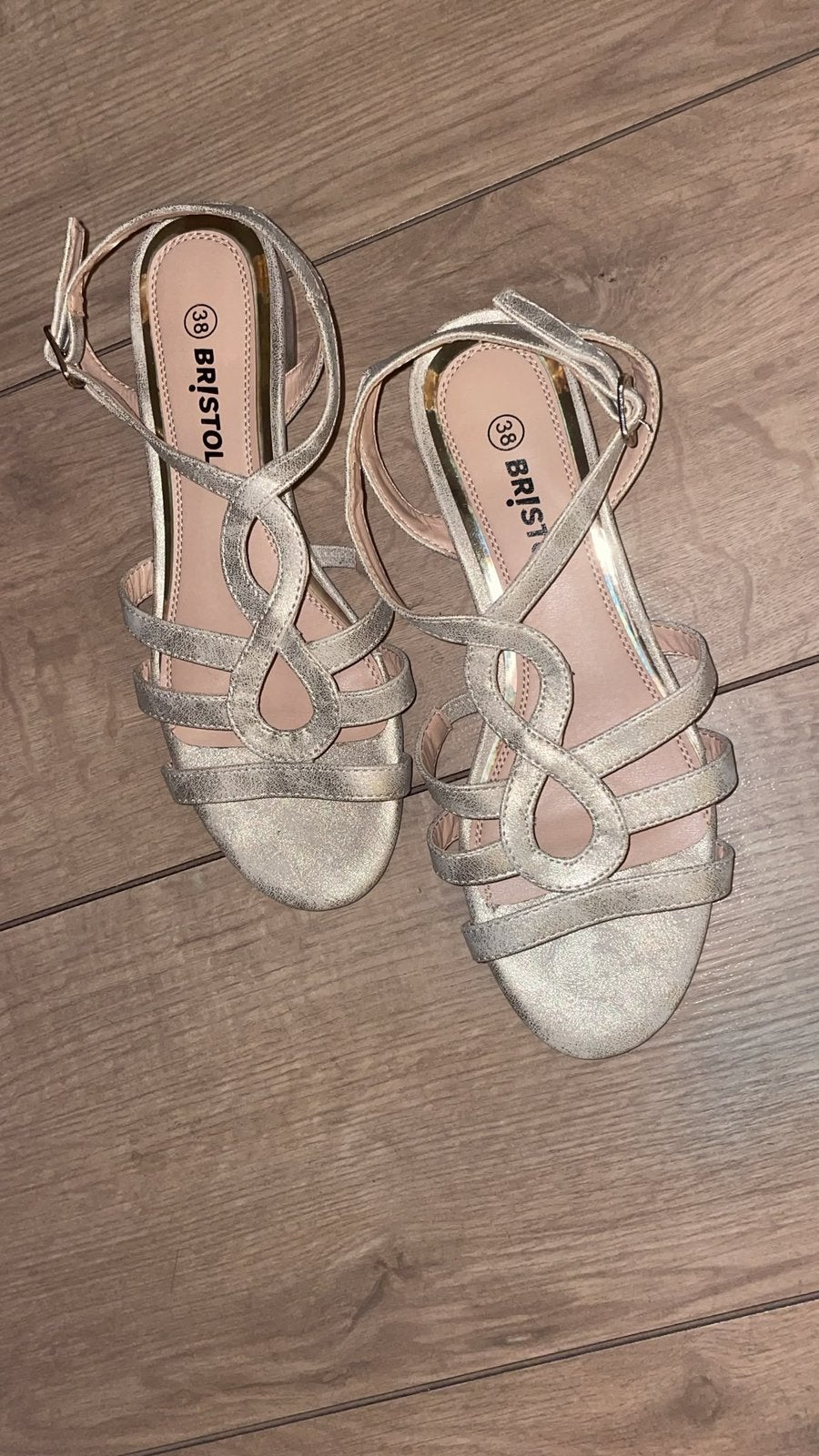 Bristol sandalen maat 38 champagnekleurig, Kleding | Dames, Ophalen of Verzenden, Gedragen, Overige kleuren, Sandalen of Muiltjes