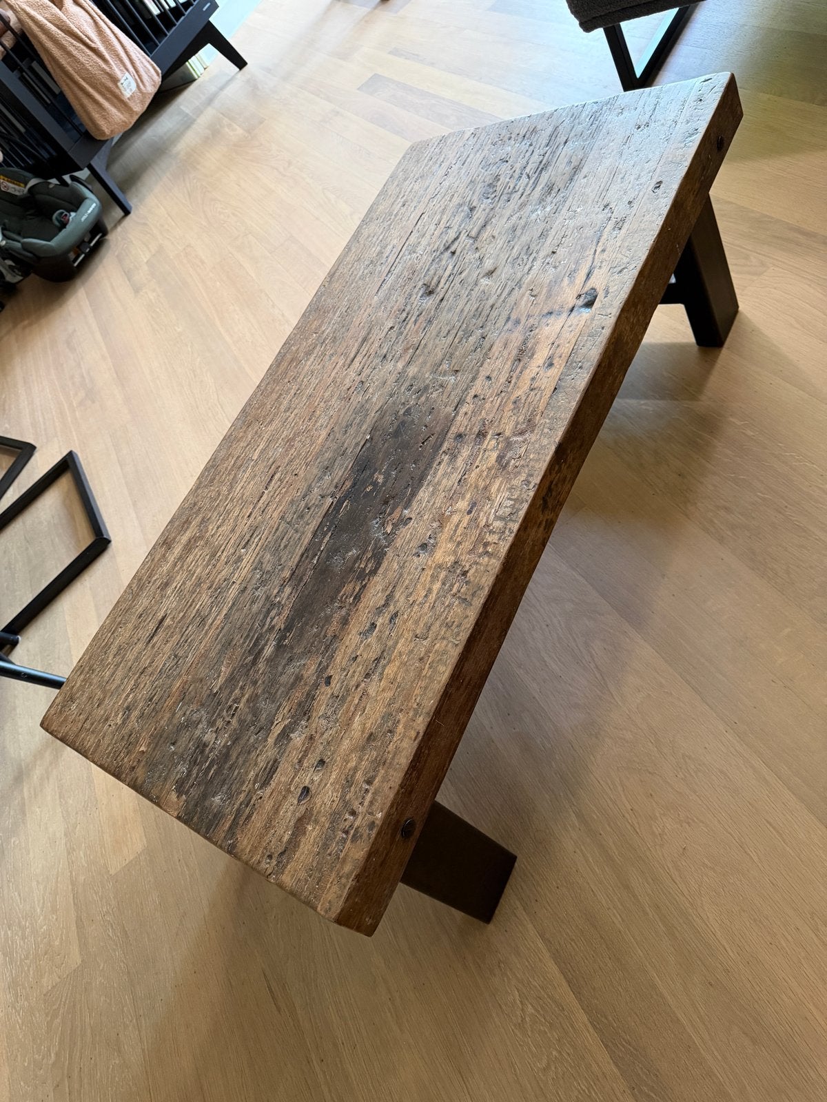 Robuuste salontafel van hout met metalen onderste, Huis en Inrichting, Ophalen, Gebruikt, Overige houtsoorten, 100 tot 150 cm