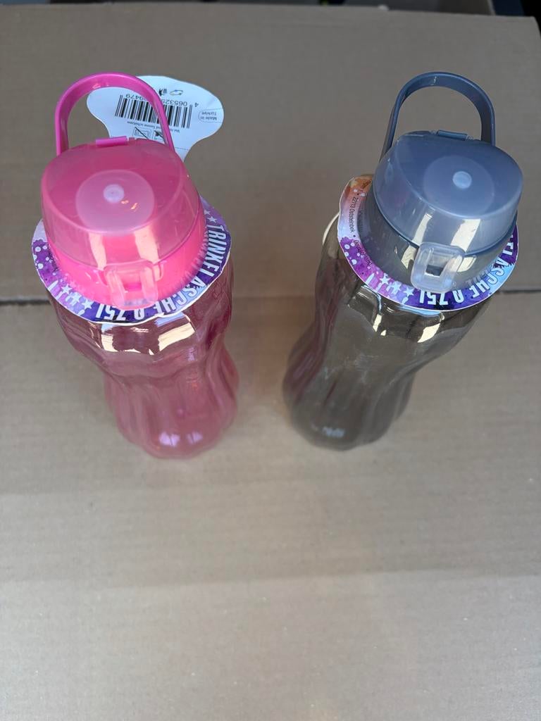 Partij 23 stuks drinkflessen in 2 kleuren, R, Overige typen, R, R