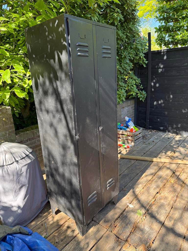Zwarte metalen locker / kledingkast, Huis en Inrichting, Ophalen, Gebruikt