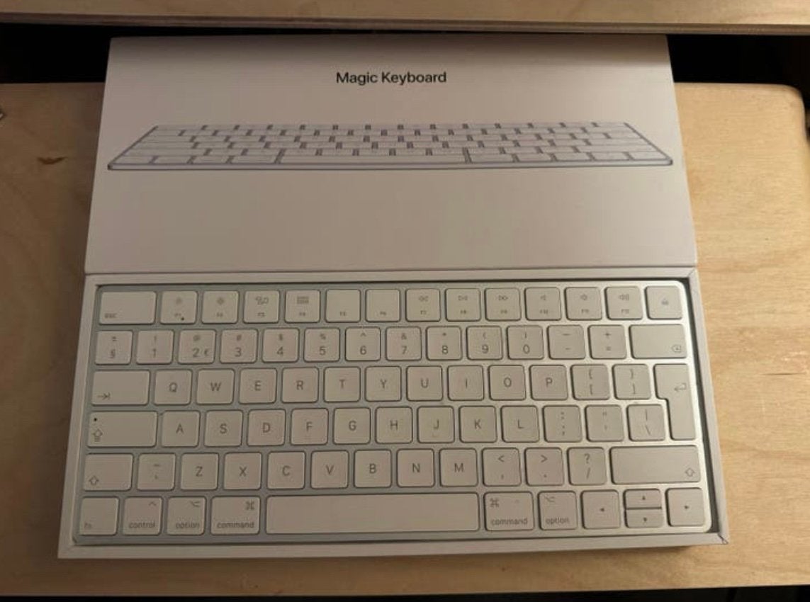 Apple magic keyboard toetenboard QWERTY bluetooth wireless, Ophalen of Verzenden, Zo goed als nieuw