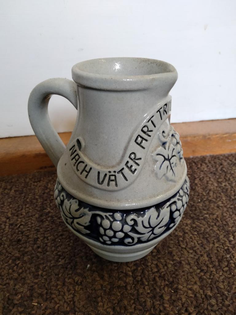 Vintage Duitse wijnkan - Keramiek met druivenmotief, Antiek en Kunst, Ophalen of Verzenden