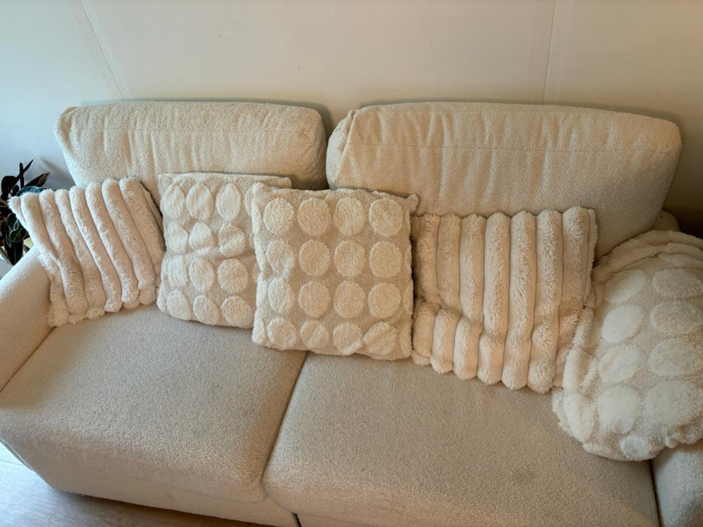 Comfortabele crèmekleurige bank met opbergruimte, Huis en Inrichting, Ophalen, 150 tot 200 cm, Driepersoons, 75 tot 100 cm