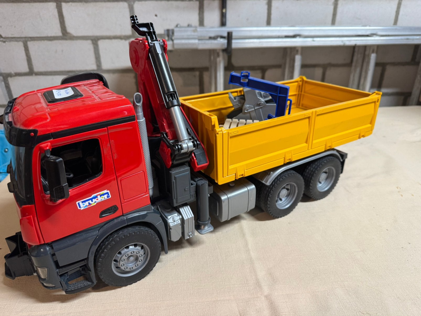 Bruder Scania R-serie vrachtwagen met kraan en pallets, Ophalen of Verzenden, Gebruikt