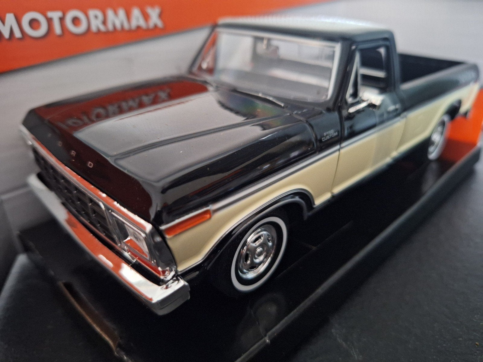 Ford F-150 Pick-up Custom 1979  Schaal 1:24, Hobby en Vrije tijd, Modelauto's | 1:24, Nieuw, Ophalen of Verzenden, Motormax, Motormax