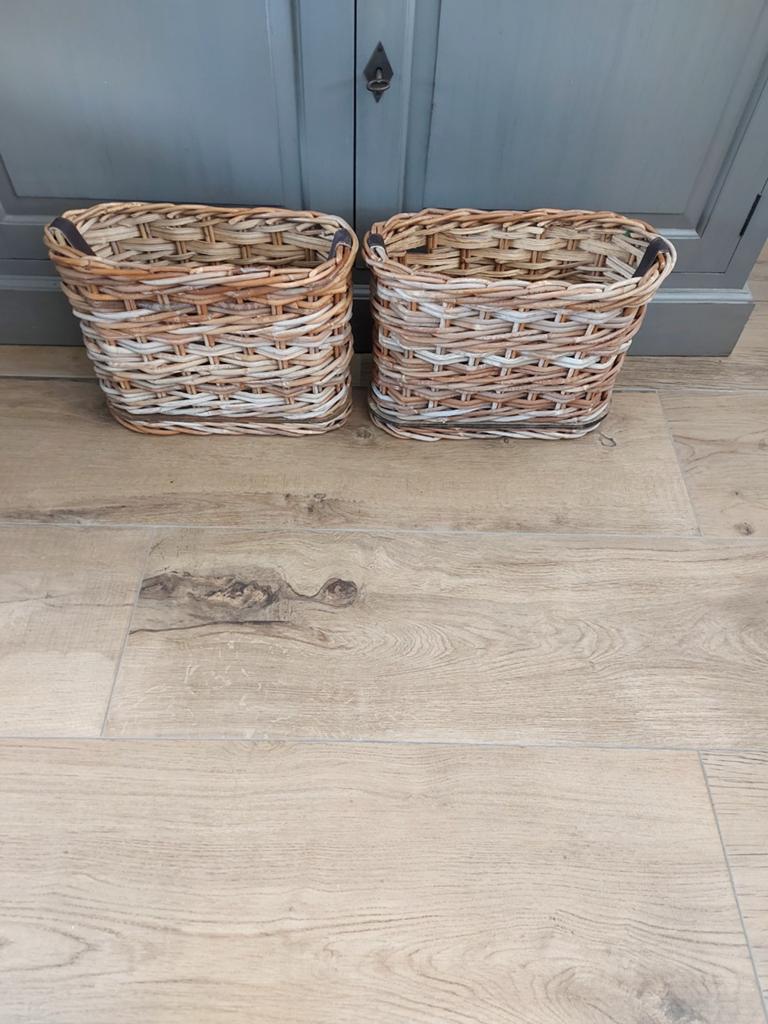 2 rieten vensterbank manden - 30 cm hoog, 40 cm diep, Huis en Inrichting, Gebruikt, Mand, Ophalen of Verzenden, Riet