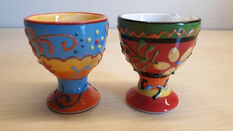 2 eierdopjes, beschilderd, 1 beetje beschadigd, hoogte 5,5cm, Huis en Inrichting, Keuken | Servies, Gebruikt, Bord(en), Wedgwood