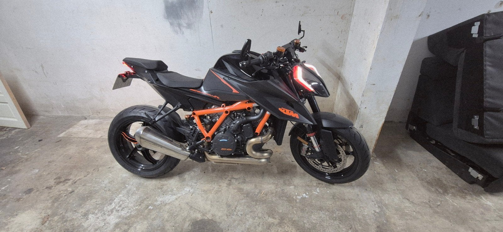 KTM Superduke 1290 R | 2022 | 9423KM | Tech & Track pack, 2 cilinders, Occasion, Motorrijbewijs A, Particulier