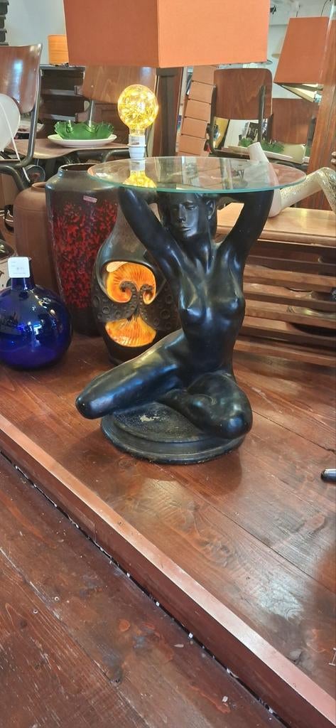 Mooie vintage bijzettafel.  Artistieke voet met glazen blad, Huis en Inrichting, Tafels | Bijzettafels, Gebruikt, Overige vormen