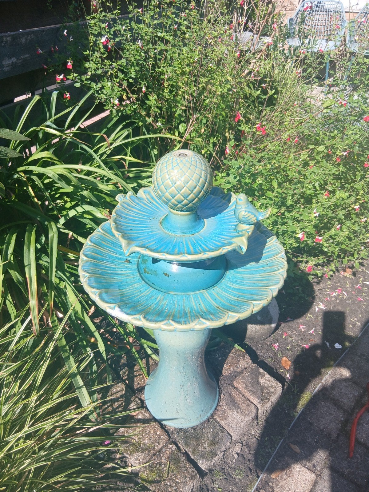 Prachtige turquoise vogelbadfontein voor de tuin, Ophalen