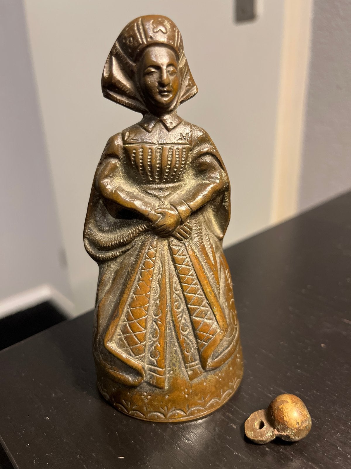 Antieke koperen tafelbel in de vorm van een dame, Ophalen of Verzenden, Koper