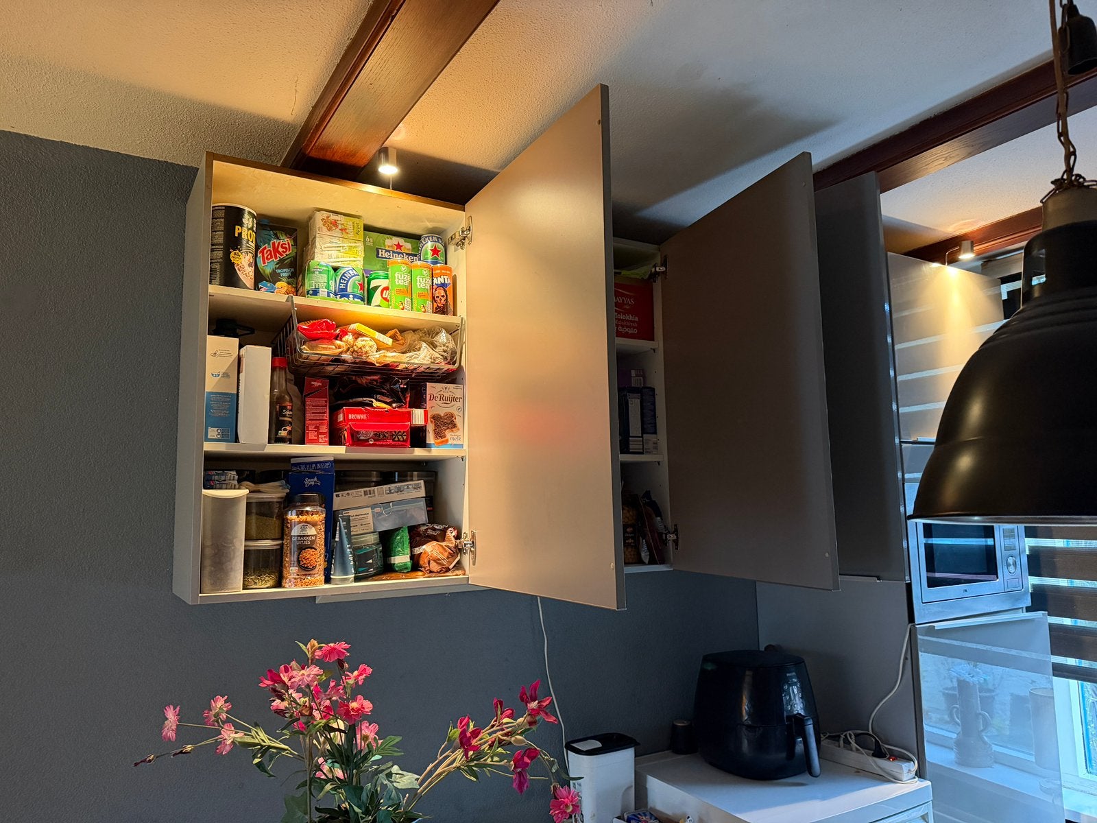 Foto 3 van Hoogglans zilverkleuringe keukenkasten