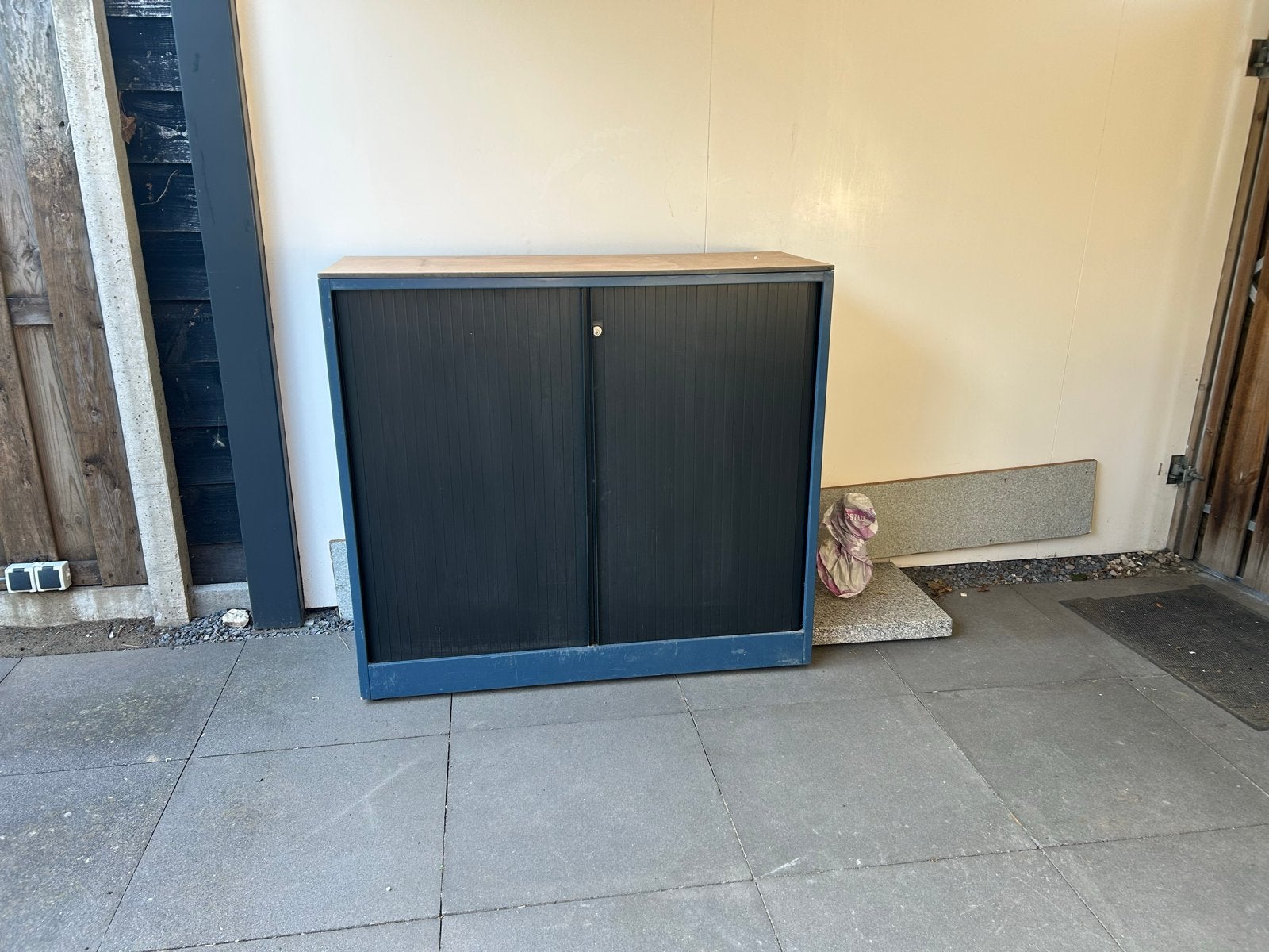 Blauwe archiefkast met roldeur en planken, Ophalen, Gebruikt, 100 tot 150 cm, Minder dan 100 cm