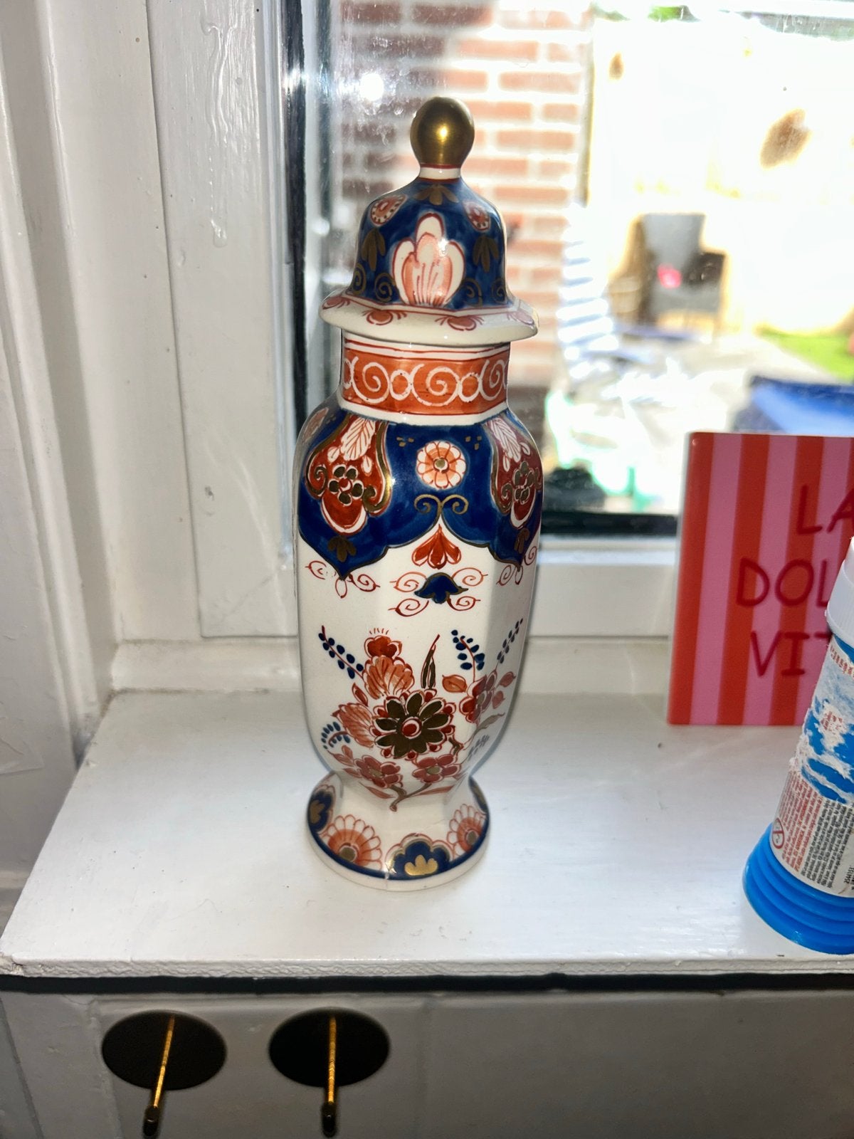 Handgeschilderde dekselvaas van Royal Delft (Porselayne Fles, Antiek en Kunst, Ophalen of Verzenden