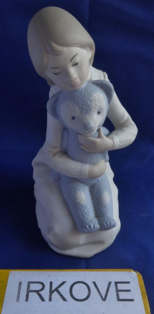 NAO LLADRO MEISJE MET TEDDY BEER * Biscuit Porselein *, Verzamelen, Beelden en Beeldjes, Verzenden, Zo goed als nieuw, Mens