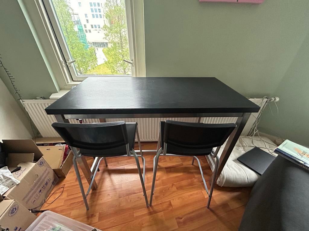 Hoge tafel met 2 krukken - eettafel, Ophalen, Zo goed als nieuw