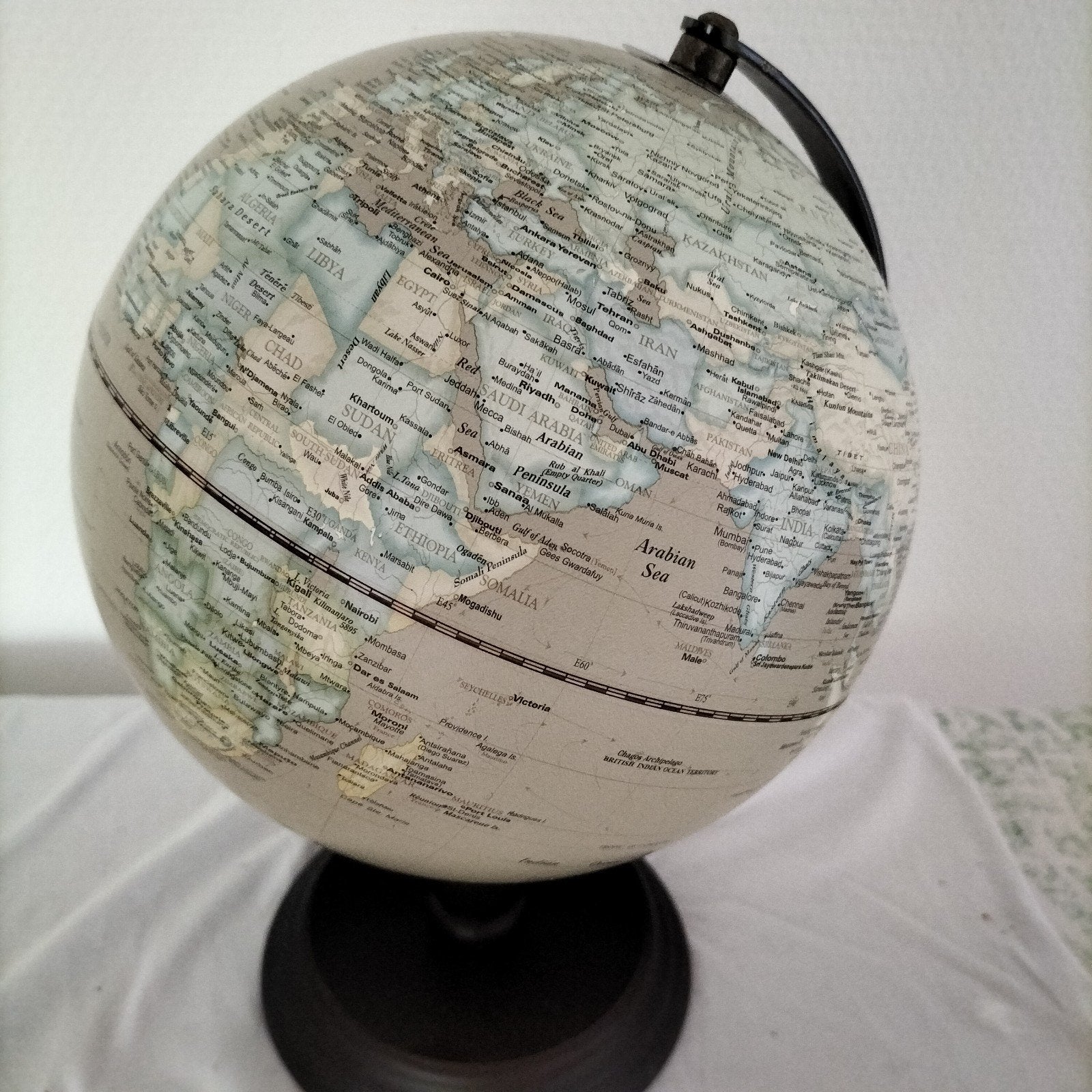 Vintage Wereldbol met Tijdzones en Kompas, Gebruikt, Kunststof, Ophalen of Verzenden, Educatief