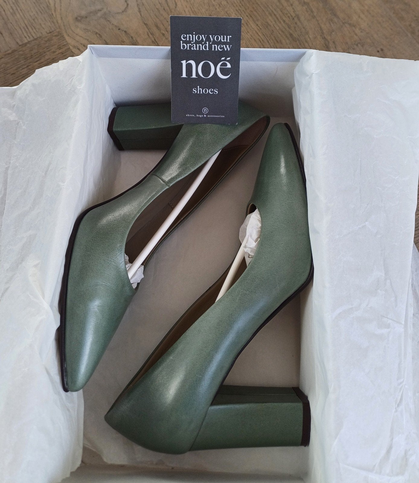 Noe Pumps Salvia Groen Leer Maat 39.5, Kleding | Dames, Pumps, Nieuw, Ophalen of Verzenden, Noe