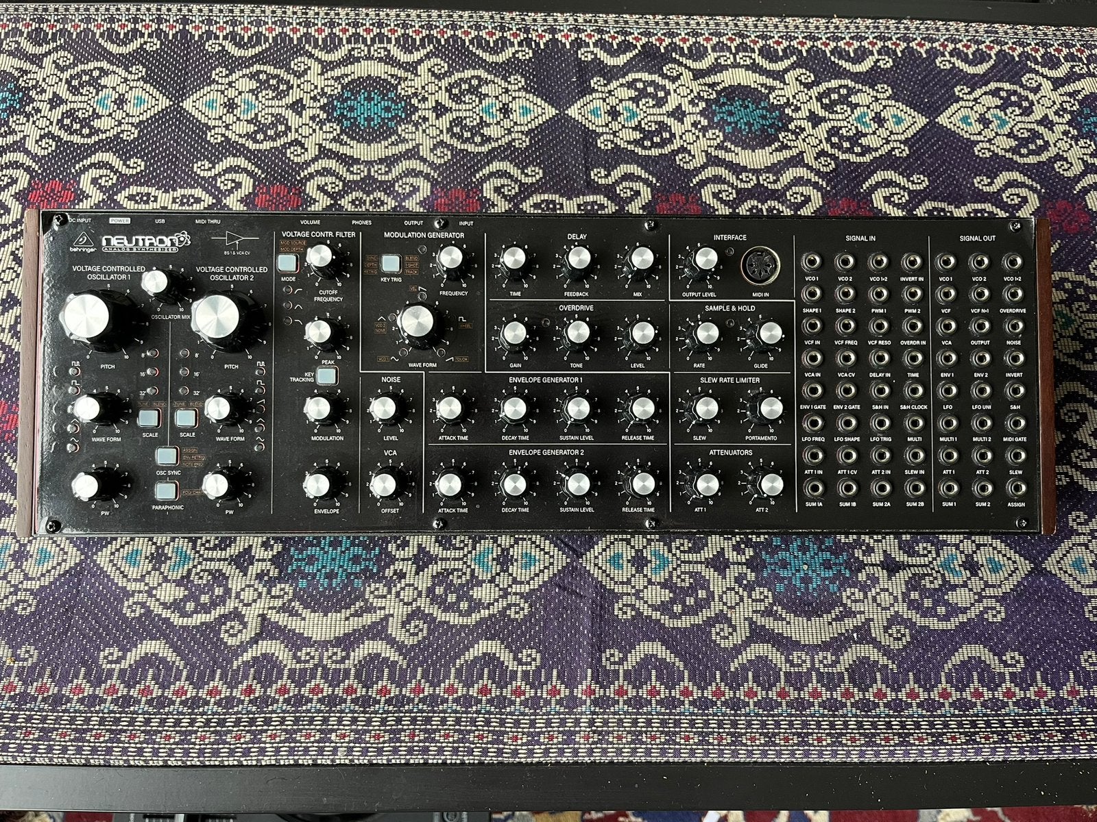 Behringer Neutron (removable black overlay), Overige aantallen, Zo goed als nieuw, Met midi-aansluiting, Ophalen