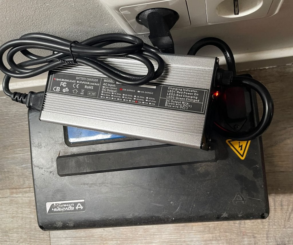 Nieuwe 840W lader voor alle modellen NIU 60 Volt, Verzenden, Nieuw, Overige typen, Overige merken