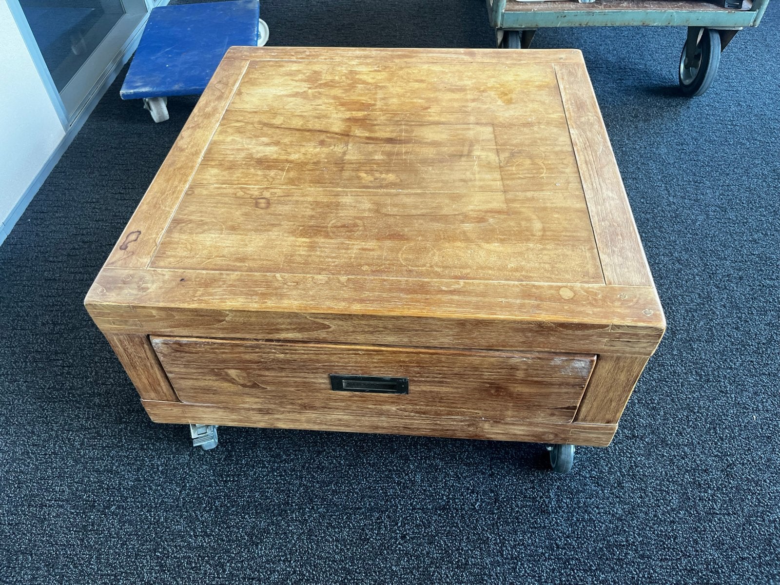 Houten salontafel met lade en wieltjes, Ophalen, Gebruikt, Vierkant, 50 tot 100 cm