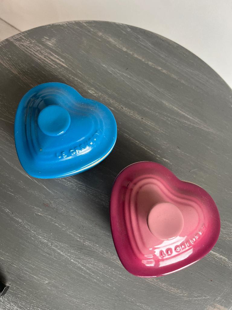 le creuset hartjes blauw en roze 2 stuks, Huis en Inrichting, Keuken | Potten en Pannen, Verzenden, Nieuw, Overige materialen