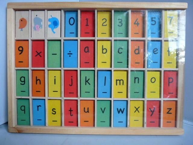 Houten doos met cijfers-letters-leestekens en figuurtjes, Antiek en Kunst, Antiek | Speelgoed, Ophalen of Verzenden