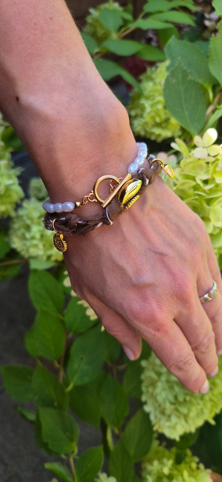 Unieke handgemaakte armband van bandana en bedels, Ophalen of Verzenden, Bruin, Overige materialen