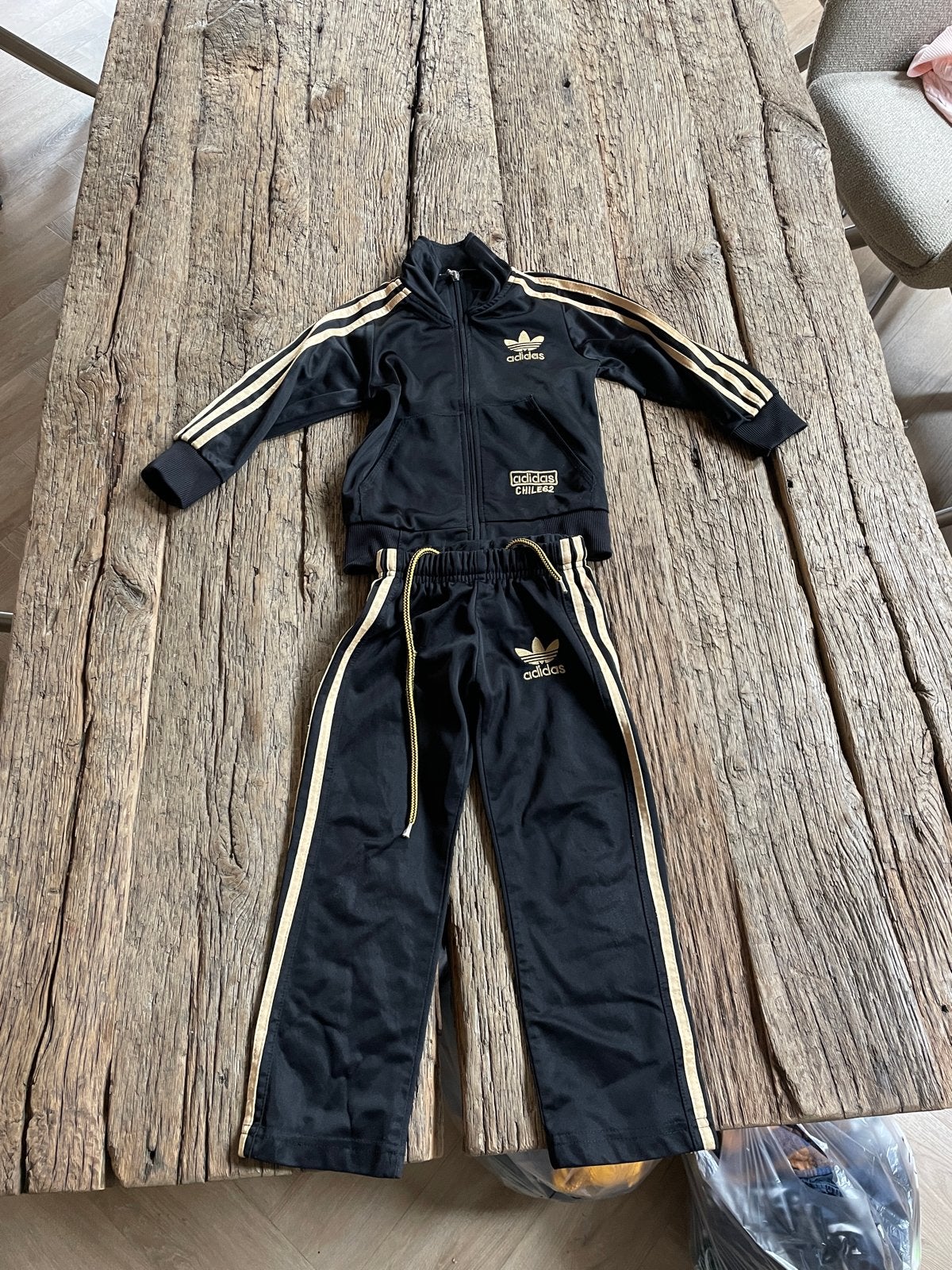 Adidas Trainingspak Zwart/Goud Maat 92, Ophalen of Verzenden, Zo goed als nieuw, Jongen of Meisje, Setje