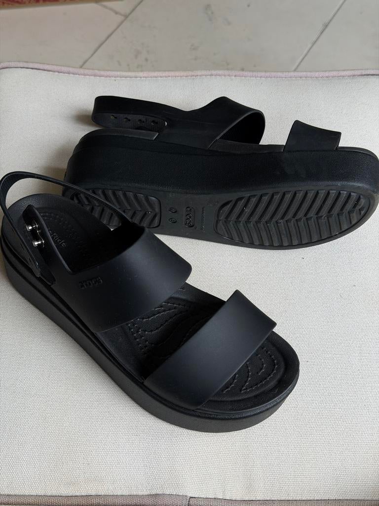 Crocs Brooklyn Low Wedge Sandalen met Sleehak Maat 36/37, Kleding | Dames, Schoenen, Ophalen of Verzenden, Zwart, Sandalen of Muiltjes