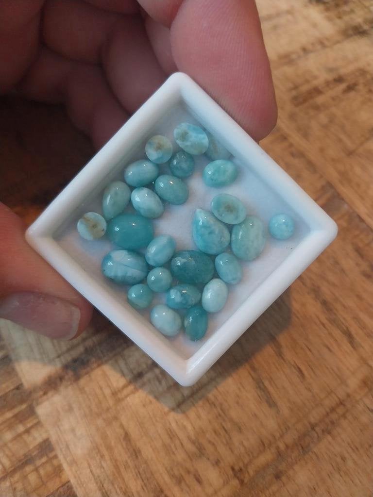 Lot met kleine larimar cabochons peer rond ovaal, Ophalen of Verzenden, Zo goed als nieuw